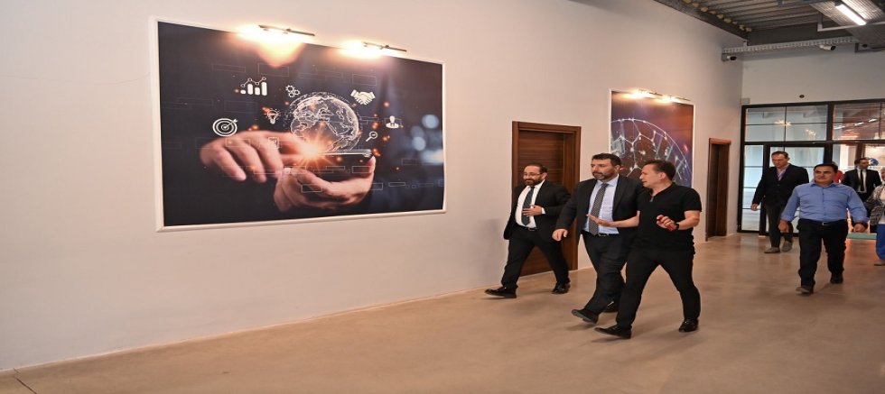 KOSGEB Başkanı Hasan Basri Kurt, Tuzla Belediyesi Teknoloji Merkezi’ni Gezdi