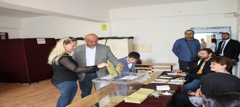 MHP İl Başkan Yardımcısı Tamer Çakıroğlu Ailesiyle Oyunu Kullandı