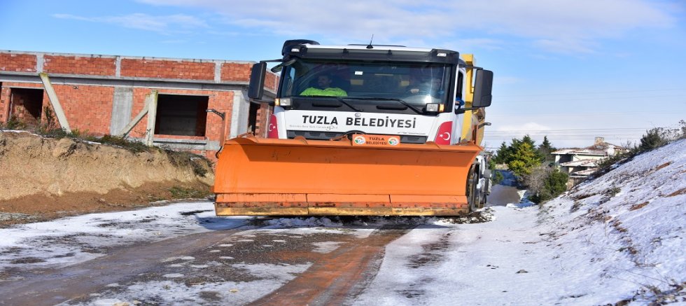 Tuzla Belediyesi Ekipleri, Karla Mücadele Çalışmalarını Aralıksız Sürdürüyor