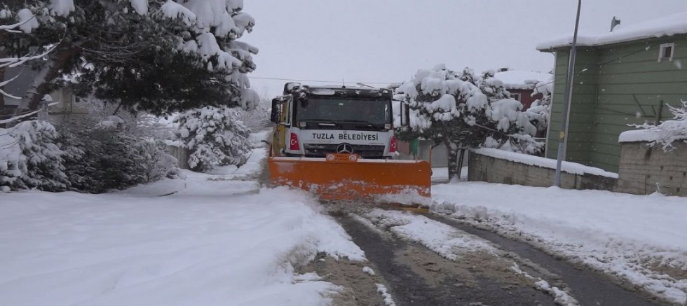 Tuzla Belediyesi Kar Temizleme Çalışmalarını Aralıksız Sürdürüyor
