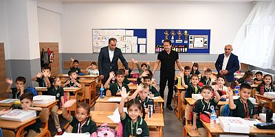 Tuzla Belediye Başkanı Dr. Şadi Yazıcı, Öğrencilere Sınıflarında Kırtasiye Seti Hediye Etti