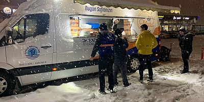 Tuzla Belediyesi, Kar Nedeniyle Mahsur Kalan Vatandaşlara Sıcak Çorba İkramında Bulundu