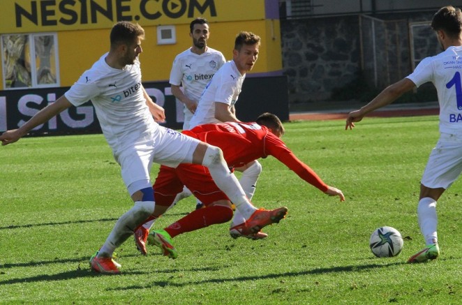 Tuzlaspor, geriye düştüğü karşılaşmada Altınordu'yu 2-1 mağlup etti.