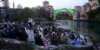 Tarihi Mostar Köprüsü'nün yakınında 1300 kişilik iftar düzenlendi